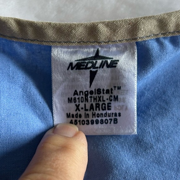 Medline sky blue scrub top size XL - Picture 2 of 5